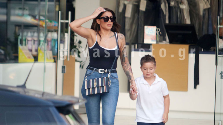 Αγγελική Ηλιάδη: Για ψώνια στη Γλυφάδα με τον γιο της
