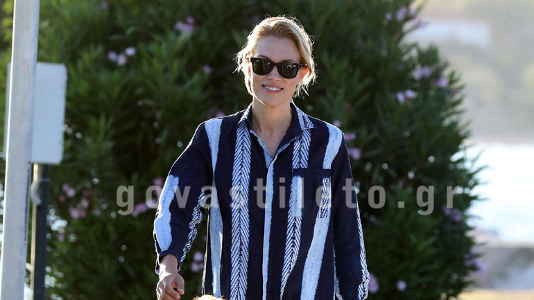 Βίκυ Καγιά: Βόλτα στα νότια προάστια με τον γιο της