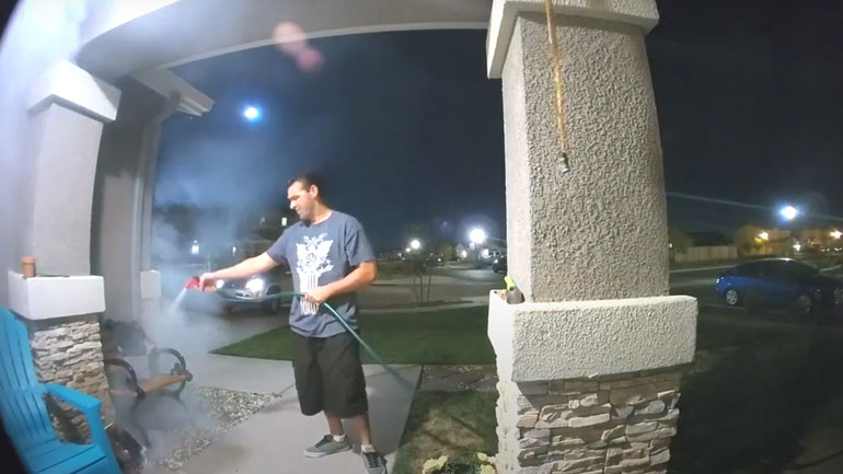 ΗΠΑ: Περαστικός έσβησε φωτιά σε είσοδο σπιτιού