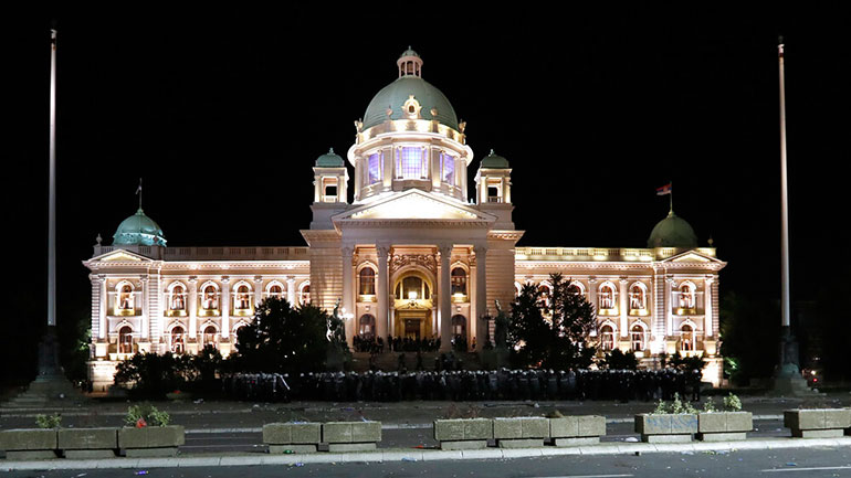 Σερβία: Δεκάδες συλλήψεις στο Βελιγράδι έπειτα από έφοδο εθνικιστών στη Βουλή