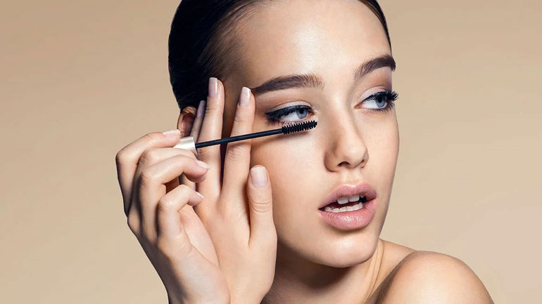 Το τρικ που θα σας χαρίσει πυκνές βλεφαρίδες στη στιγμή