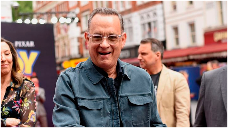 Ο Tom Hanks έγινε 64 και το γιόρτασε με μία εντυπωσιακή βουτιά στην πισίνα