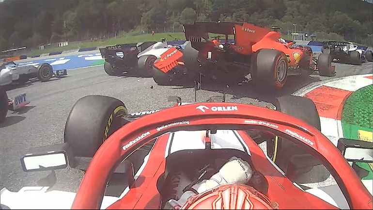 Η Ferrari του Leclerc (δεξιά) πέφει πάνω στη Ferrari του Vettel. Λίγο αργότερα εγκαταλείπουν και οι δύο...