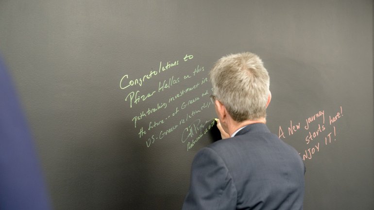 Επίσκεψη του Πρέσβη των ΗΠΑ στο Παγκόσμιο Κέντρο Ψηφιακής Τεχνολογίας της Pfizer