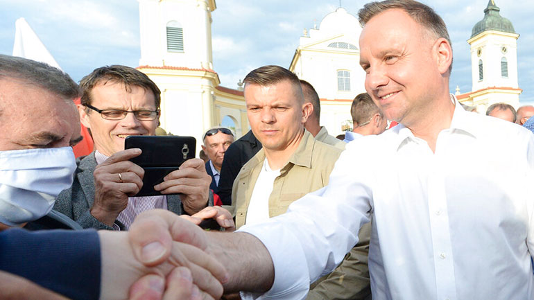 Πολωνία: Στις κάλπες για τον δεύτερο γύρο των προεδρικών εκλογών