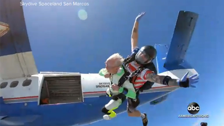 Άνδρας 103 ετών καταρρίπτει το ρεκόρ Γκίνες κάνοντας ελεύθερη πτώση