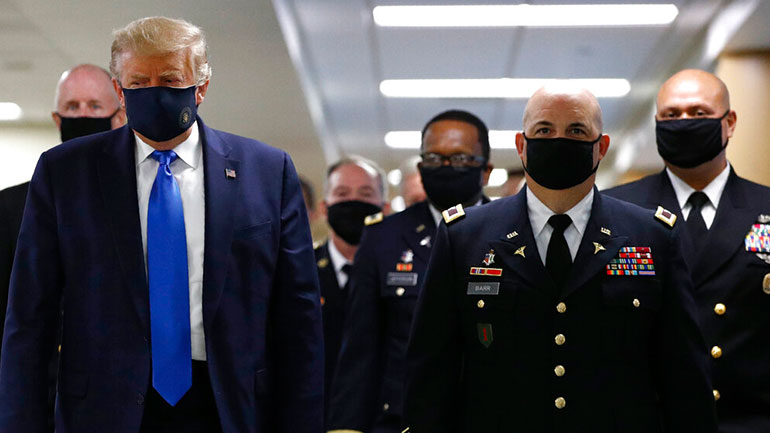 ΗΠΑ: Με προστατευτική μάσκα ο Τραμπ για πρώτη φορά