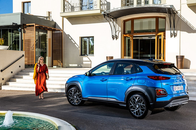 Η Μαριέττα Γαλανομάτη ποζάρει δίπλα στο Hyundai KONA hybrid