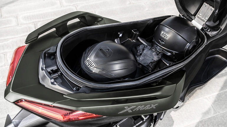 Δύο κράνη χωρούν άνετα κάτω από τη σέλα. Επίσης υπάρχει ενσωματωμένο φως.