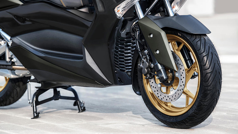 Τηλεσκοπικό πιρούνι εμπρός για οδική συμπεριφορά που θυμίζει μεγάλη μοτοσικλέτα...