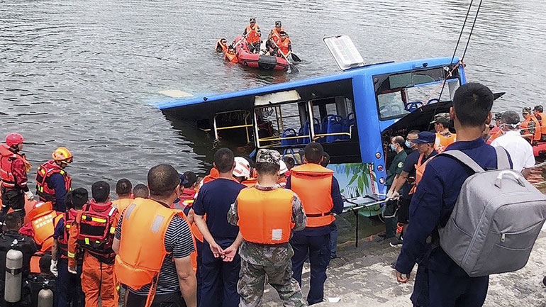 Κίνα: Οδηγός προκάλεσε την πτώση λεωφορείου σε λίμνη με αποτέλεσμα τον θάνατο 21 ανθρώπων