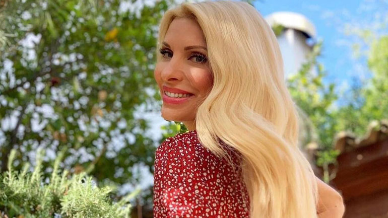 H Ελένη Μενεγάκη ποζάρει στην Άνδρο φορώντας το καπέλο της μικρής Μαρίνας