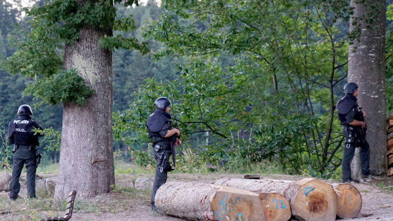 «Χτενίζουν» τον Μέλανα Δρυμό Γερμανοί αστυνομικοί: Αναζητούν κακοποιό οπλισμένο με τόξα και πυροβόλα