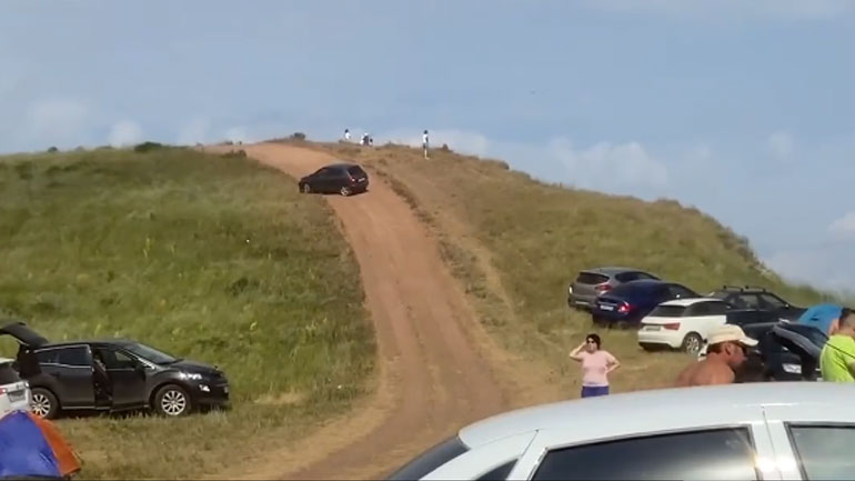 Αυτοκίνητο… χωρίς οδηγό πέφτει σε ομάδα τουριστών