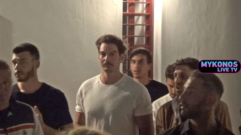 Γιάννης Κουκουράκης: Διακοπές στο νησί των ανέμων για τον «Κωνσταντή» από τις «Άγριες Μέλισσες»