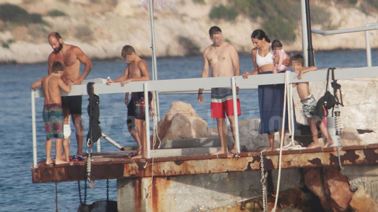 Βασίλης Σπανούλης & Ολυμπία Χοψονίδου: Βουτιές στη Βουλιαγμένη με τα παιδιά τους!