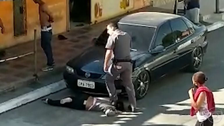 Εικόνες – σοκ: Αστυνομικός ποδοπατά στο λαιμό μαύρη γυναίκα στη Βραζιλία
