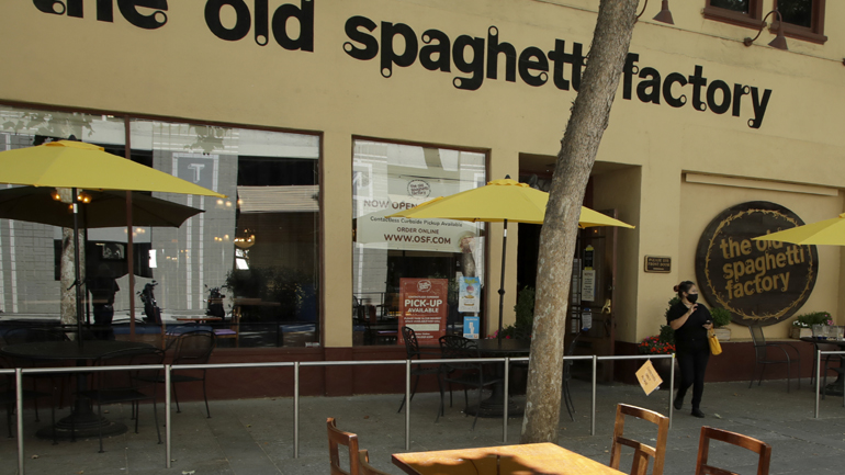 Covid-19: Κλείνουν ξανά μπαρ και εστιατόρια στην Καλιφόρνια