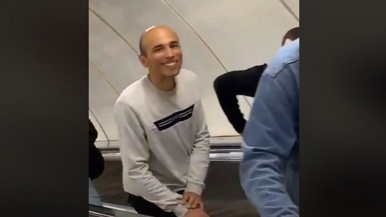 Άνθρωποι χαμογελούν στο μετρό