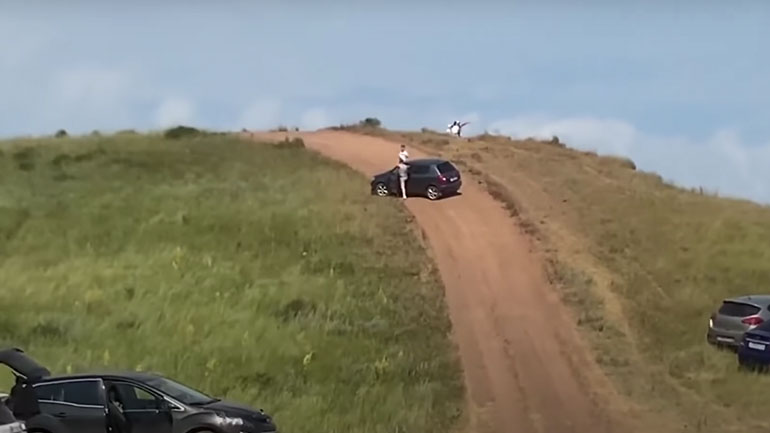 Αυτοκίνητο χωρίς οδηγό κατεβαίνει έναν λόφο