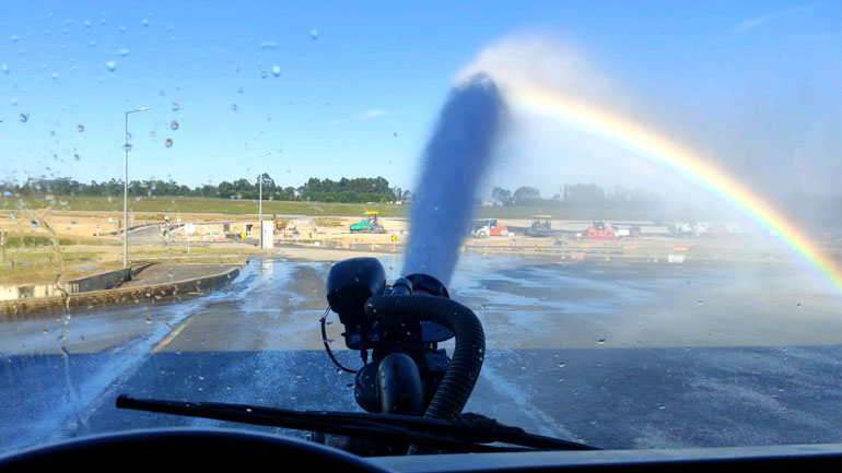 Πυροσβέστης φτιάχνει ένα ουράνιο τόξο
