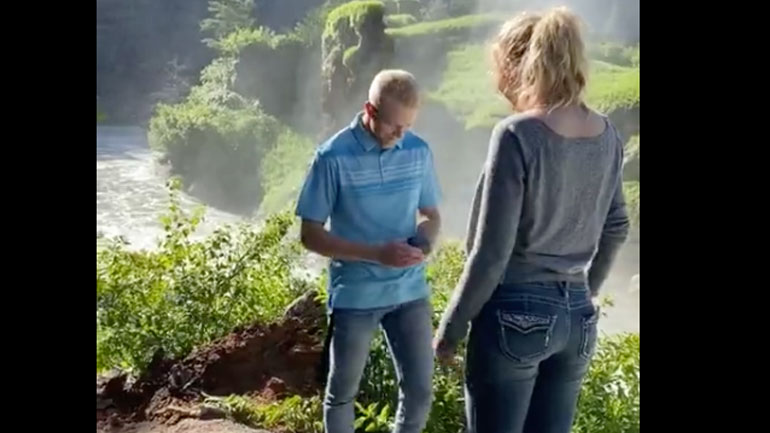 Πρόταση γάμου δίπλα σε καταρράκτη