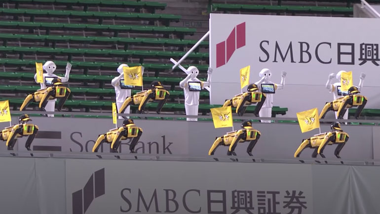 Ρομπότ χορεύουν κατά τη διάρκεια ενός αγώνα μπέιζμπολ