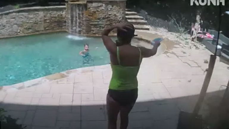 Μια γυναίκα αποφεύγει ένα δέντρο που πέφτει