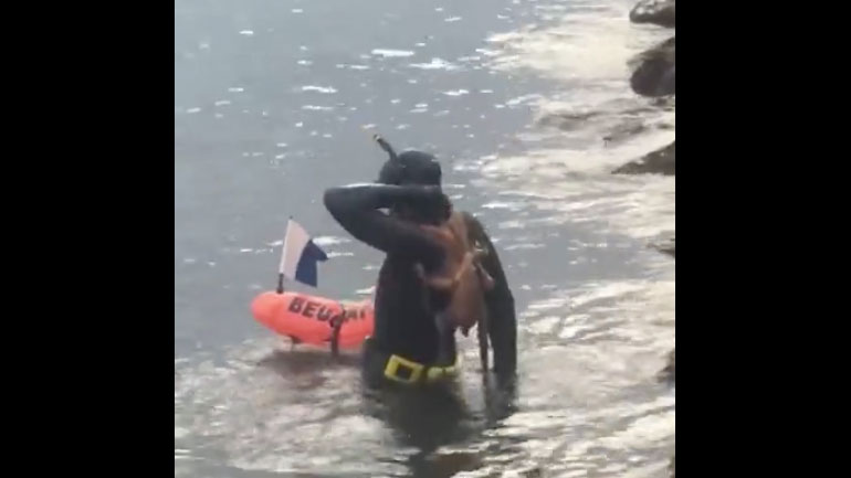 Xταπόδι γράπωσε ψαρά