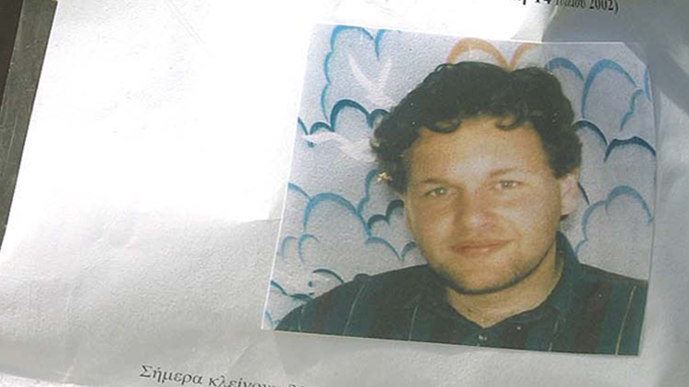 Στεφάνια στη μνήμη του φοιτητή Θάνου Αξαρλιάν – Έπεσε νεκρός από ρουκέτα της «17Ν» το 1992