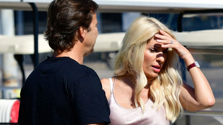 Η Ελένη Μενεγάκη ποζάρει χωρίς ίχνος μακιγιάζ στον επίγειο παράδεισό της