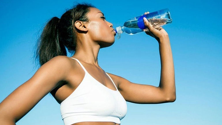 Το τρικ με το παγωμένο νερό που θα σας βοηθήσει να χάσετε κιλά