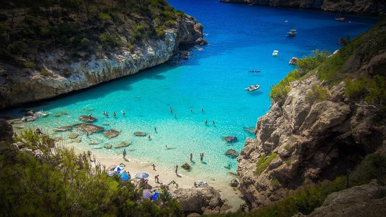 Ισπανία: Κλείνουν για τους τουρίστες τρεις «δρόμοι των πάρτι» στη Μαγιόρκα λόγω κορωνοϊού