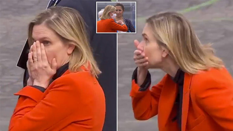 Υφυπουργός ξεχνά τη μάσκα της