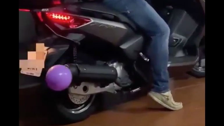 Η φάρσα με το μπαλόνι στην εξάτμιση