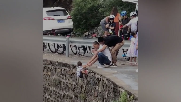 Πατέρας κρεμάει τον γιο του στο κενό για μία φωτογραφία