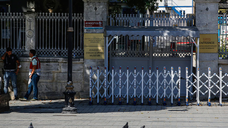 Οι Τούρκοι κατέβασαν τις πινακίδες που γράφουν «Μουσείο» στην Αγία Σοφία