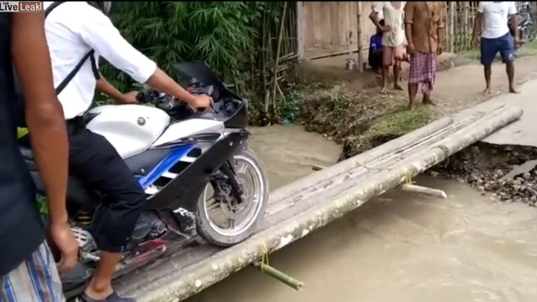 Προσπάθησε να περάσει αλλά τον… παρέσυρε το ρέμα