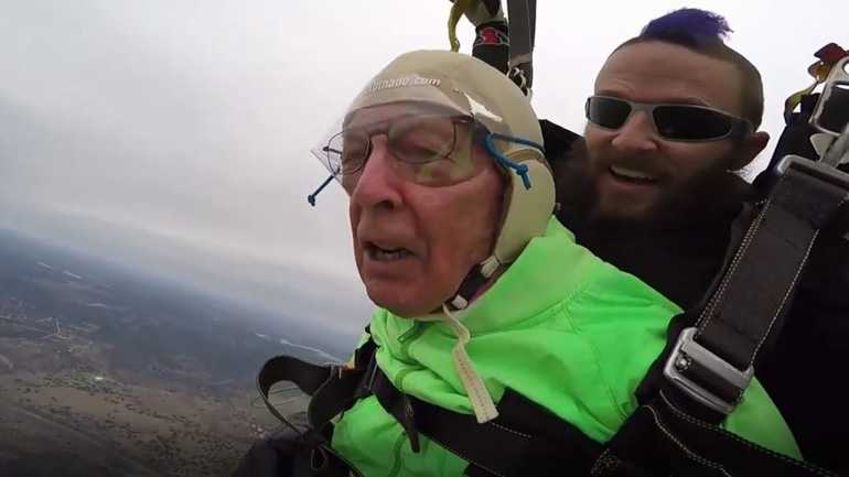 Έκανε ελεύθερη πτώση σε ηλικία 103 ετών και έσπασε το ρεκόρ Γκίνες