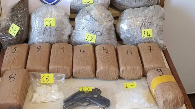 Είχε στη βαλίτσα της 10 κιλά χασίς – Ο αστυνομικός σκύλος εντόπισε τα ναρκωτικά