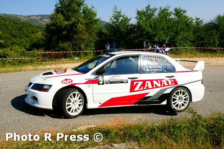 Ένα γλίστρημα του Mitsubishi EVO των Αντωνίου - Βίγγου σε ακάθαρτο σημείο της 5ης ειδικής διαδρομής ήταν αρκετό για να συμβεί το ατυχές περιστατικό...