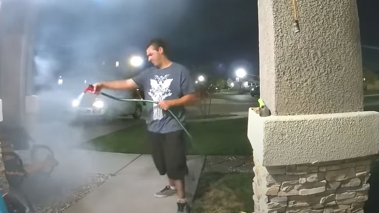 Περαστικός σβήνει μια φωτιά