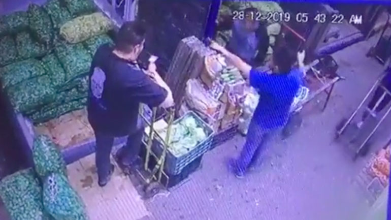 Άνδρας δέχεται επίθεση από μια σακούλα λαχανικών