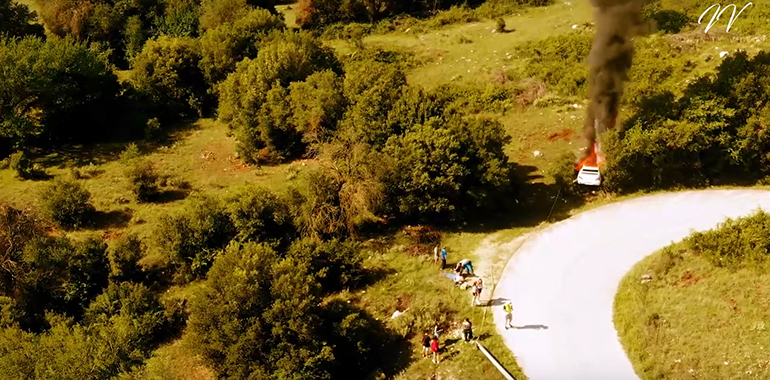 Αμέσως μετά την έξοδο του Impreza ξέσπασε φωτιά... (πηγή: infinity videos)