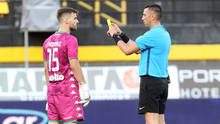 Super League: Σιωπηρή τιμωρία στον Βρέσκα, αντικαταστάθηκε στο Ολυμπιακός-ΑΕΚ