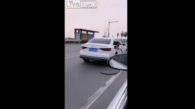 Κάτι ξέχασε να… αφαιρέσει από το αυτοκίνητό της