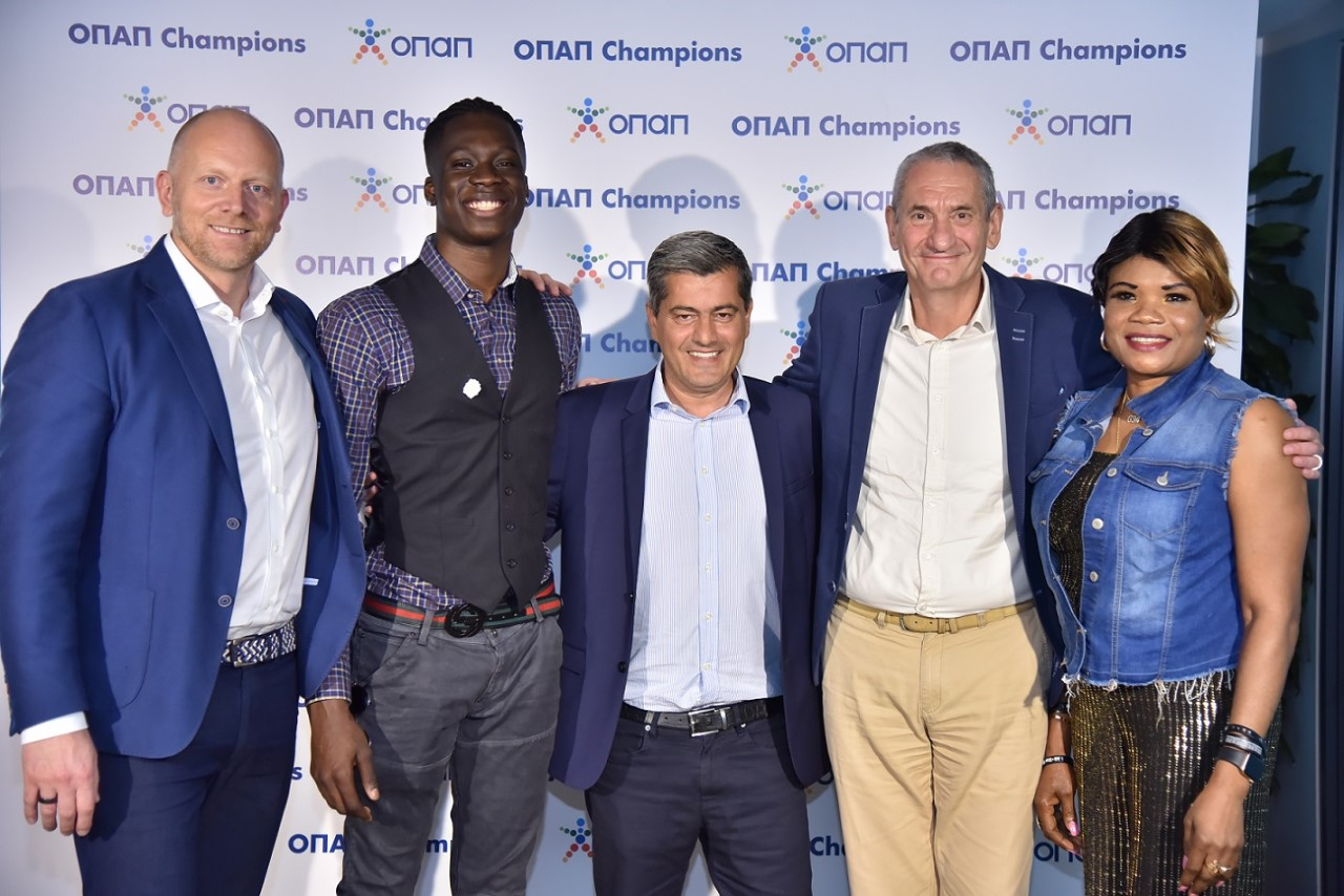 Ο Acting CEO του ΟΠΑΠ Γιαν Κάρας, ο ΟΠΑΠ Champion Άλεξ Αντετοκούνμπο, ο Αναπληρωτής Διευθύνων Σύμβουλος του ΟΠΑΠ Οδυσσέας Χριστοφόρου, ο Εκτελεστικός Πρόεδρος του ΟΠΑΠ Καμίλ Ζίγκλερ και η Βερόνικα Αντετοκούνμπο