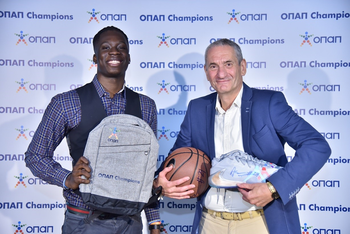 Ο ΟΠΑΠ Champion Άλεξ Αντετοκούνμπο και ο Εκτελεστικός Πρόεδρος του ΟΠΑΠ Καμίλ Ζίγκλερ