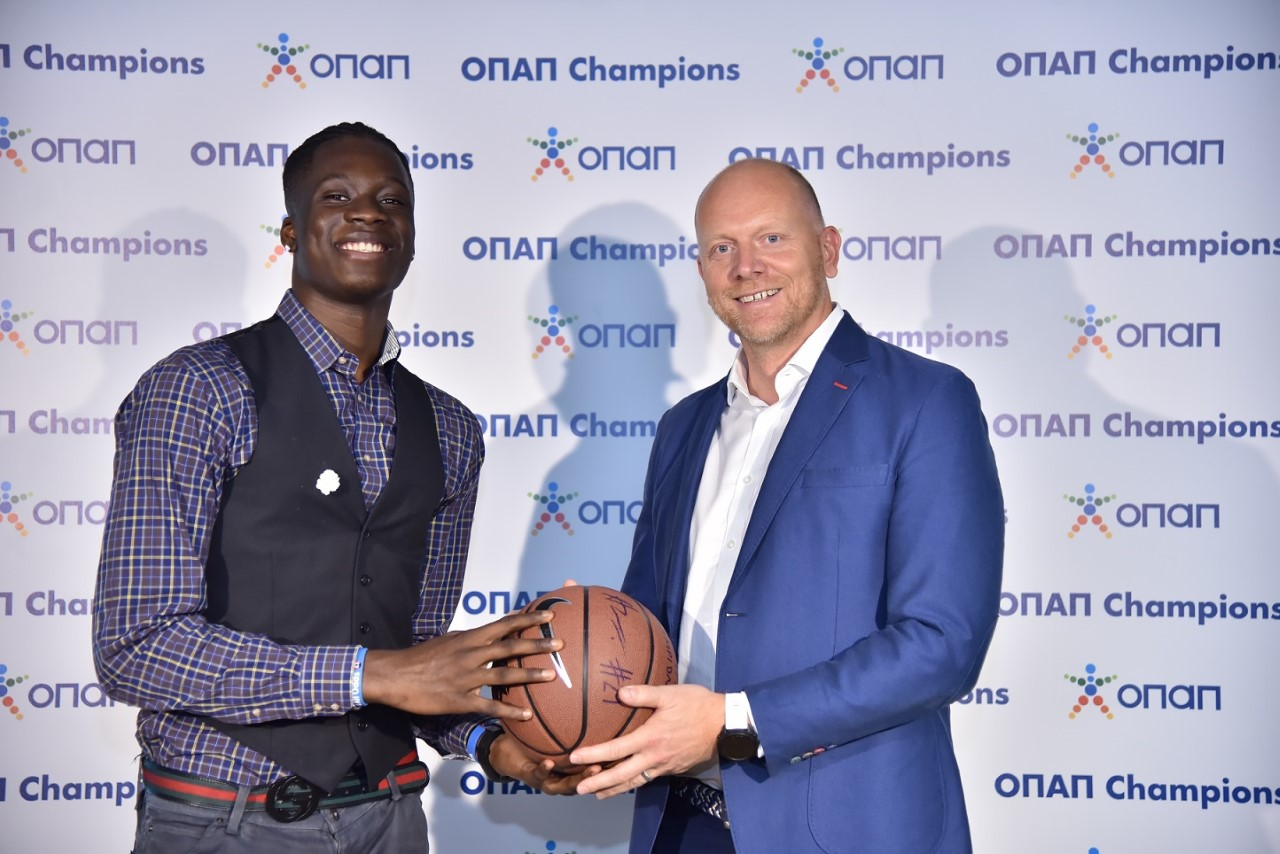 Ο ΟΠΑΠ Champion Άλεξ Αντετοκούνμπο και ο Acting CEO του ΟΠΑΠ Γιαν Κάρας