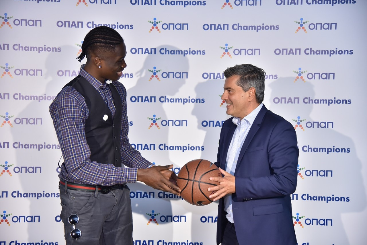 Ο ΟΠΑΠ Champion Άλεξ Αντετοκούνμπο και ο Αναπληρωτής Διευθύνων Σύμβουλος του ΟΠΑΠ Οδυσσέας Χριστοφόρου